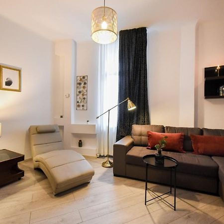 Discover Comfort: Charming & Spacious Apartment In The Old Town Bukarest Eksteriør billede