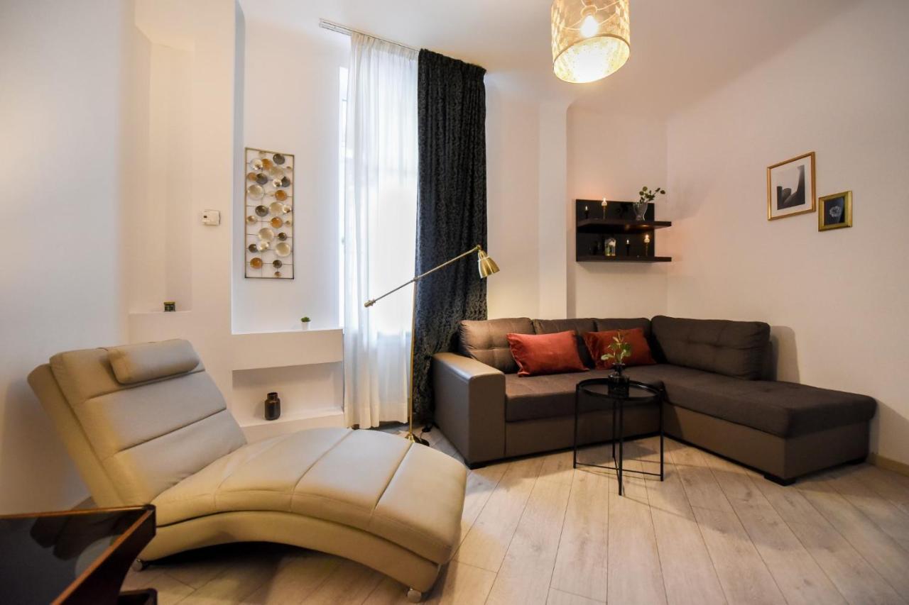 Discover Comfort: Charming & Spacious Apartment In The Old Town Bukarest Eksteriør billede