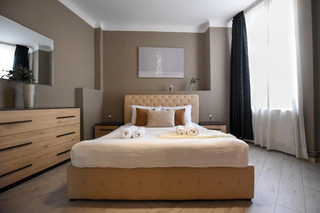 Discover Comfort: Charming & Spacious Apartment In The Old Town Bukarest Eksteriør billede
