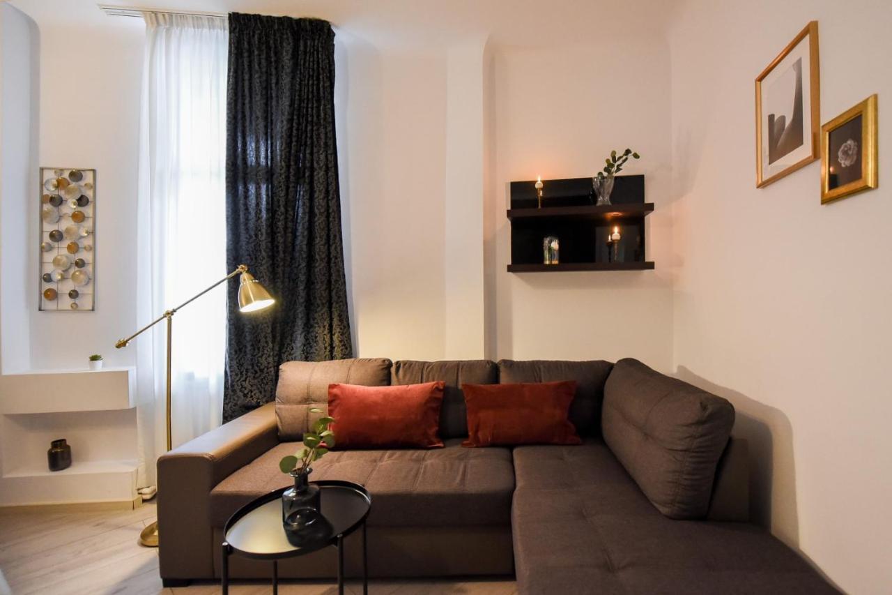 Discover Comfort: Charming & Spacious Apartment In The Old Town Bukarest Eksteriør billede