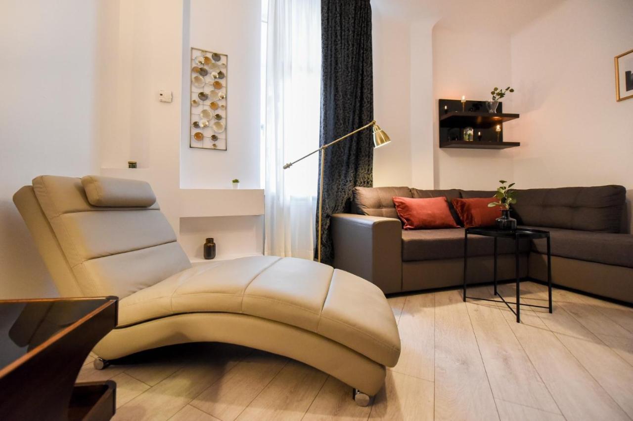 Discover Comfort: Charming & Spacious Apartment In The Old Town Bukarest Eksteriør billede