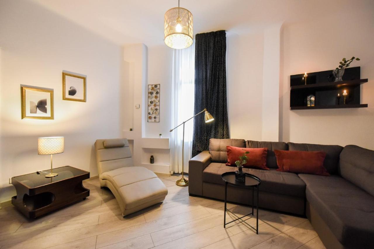 Discover Comfort: Charming & Spacious Apartment In The Old Town Bukarest Eksteriør billede