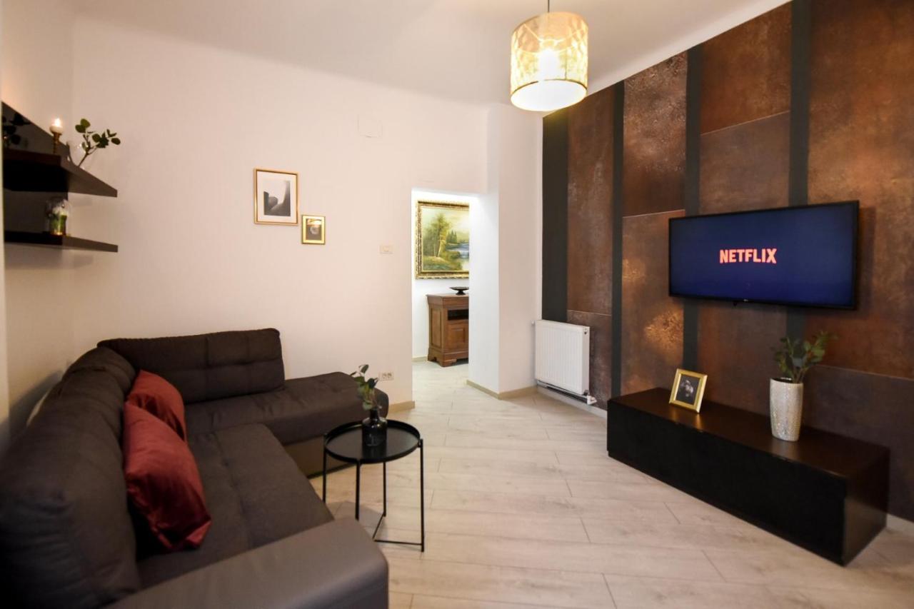Discover Comfort: Charming & Spacious Apartment In The Old Town Bukarest Eksteriør billede