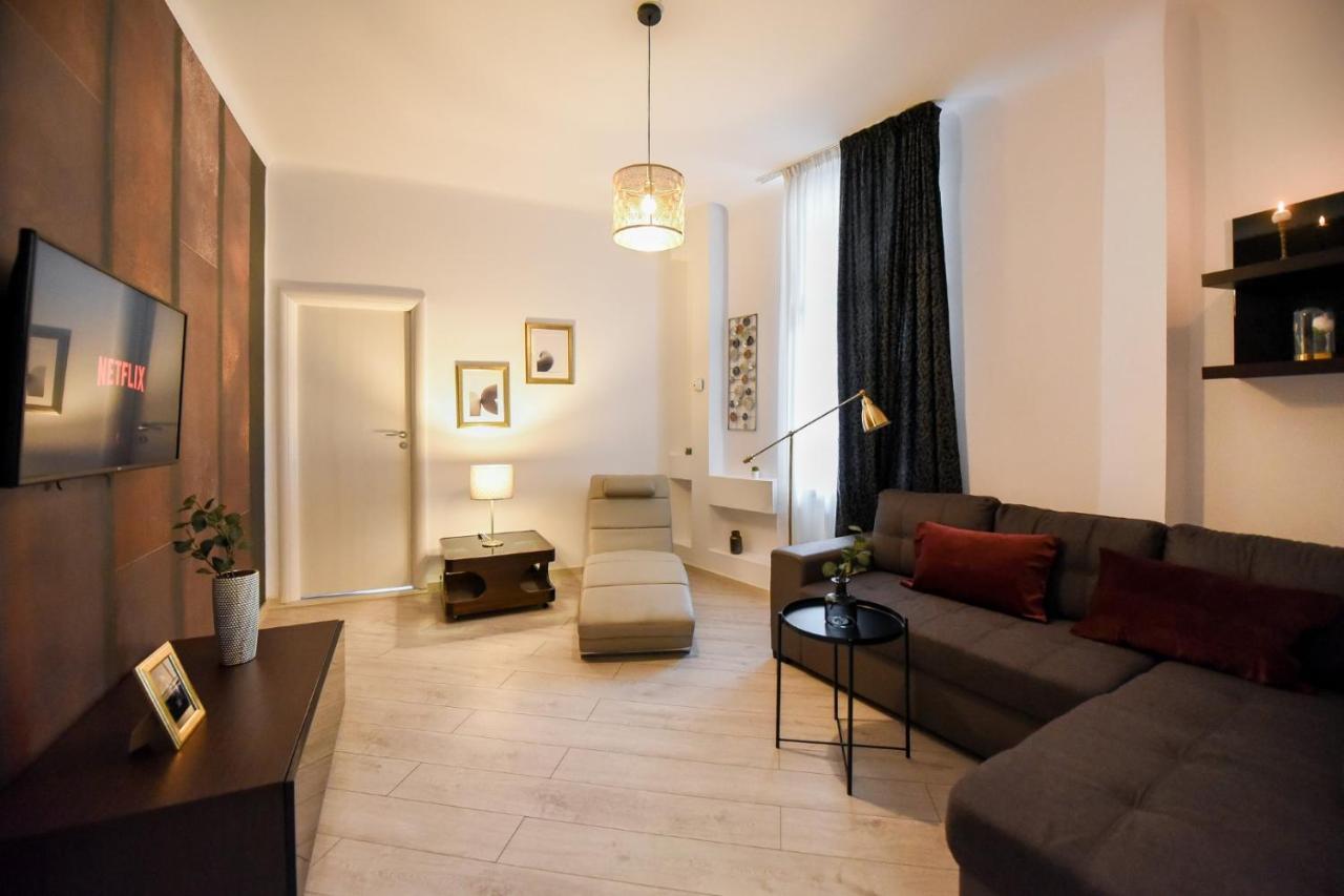 Discover Comfort: Charming & Spacious Apartment In The Old Town Bukarest Eksteriør billede