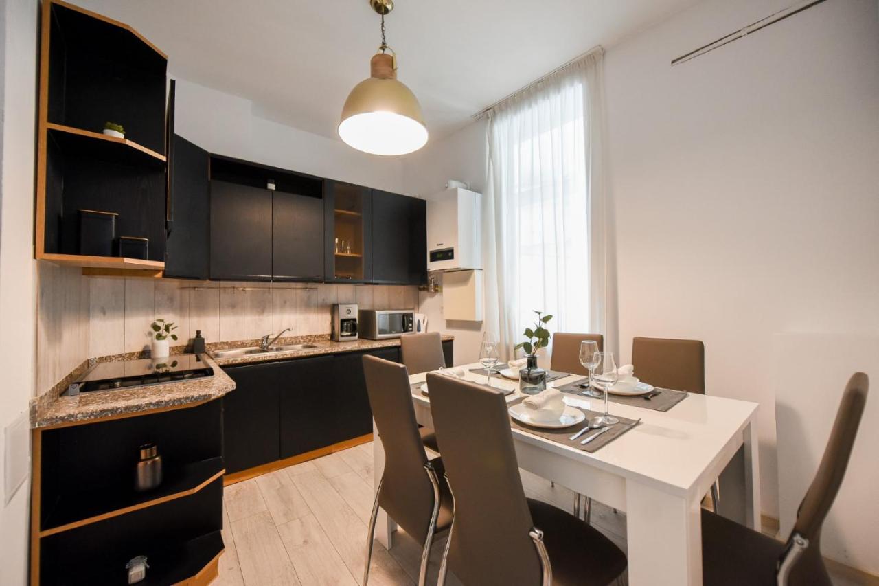 Discover Comfort: Charming & Spacious Apartment In The Old Town Bukarest Eksteriør billede