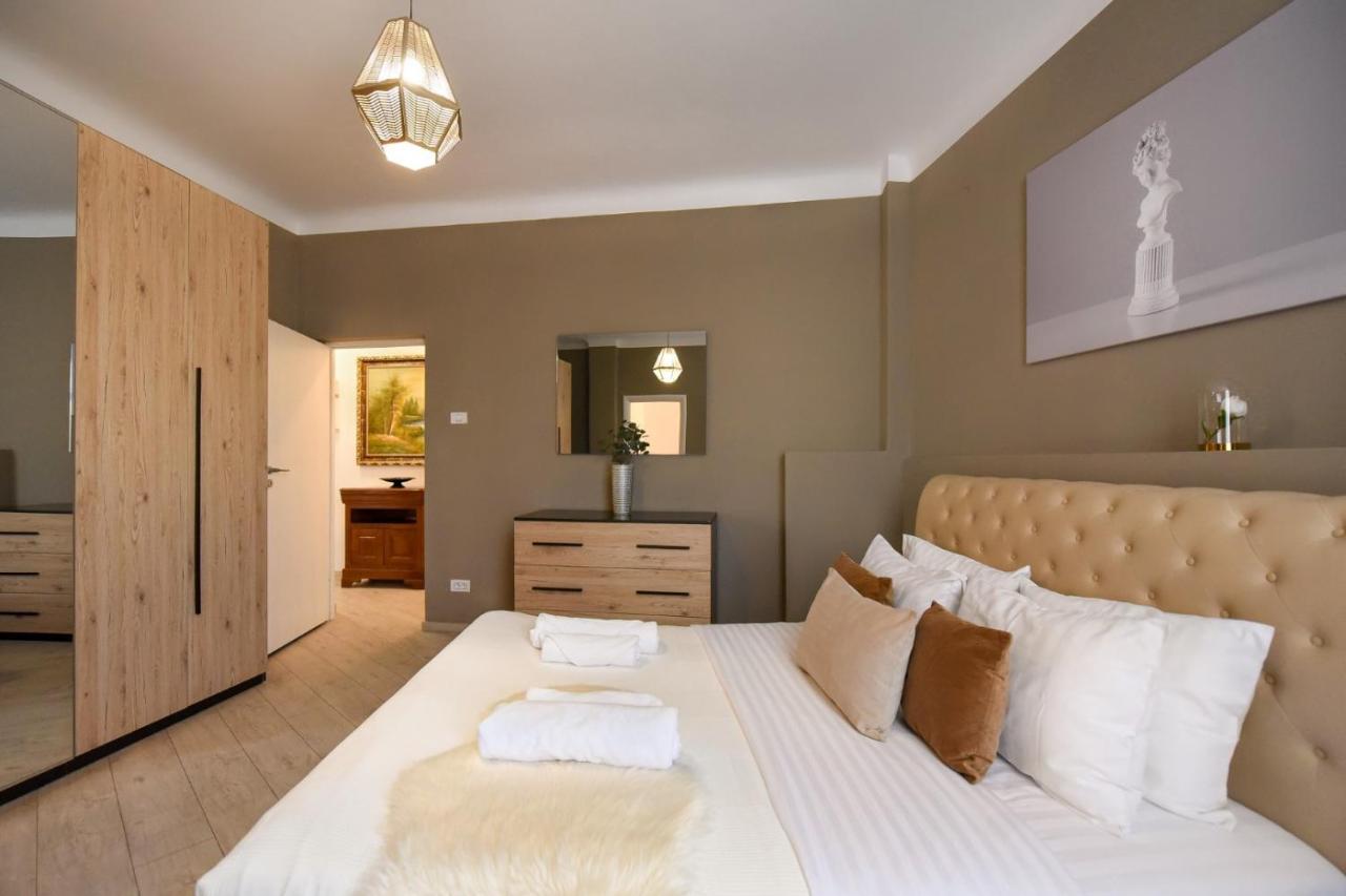 Discover Comfort: Charming & Spacious Apartment In The Old Town Bukarest Eksteriør billede